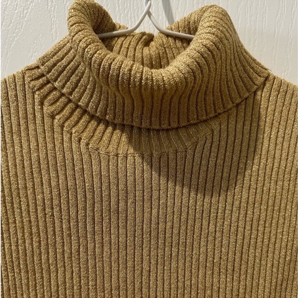 Cable & Gauge Metallic Gold Turtleneck
Sleeveless Sweater. NWOT - Picture 3 of 6